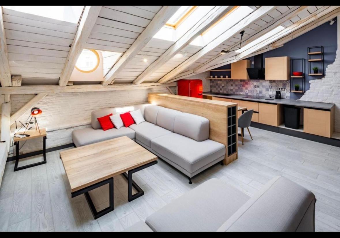 Romari Rynok Square Apartment Lviv Bagian luar foto