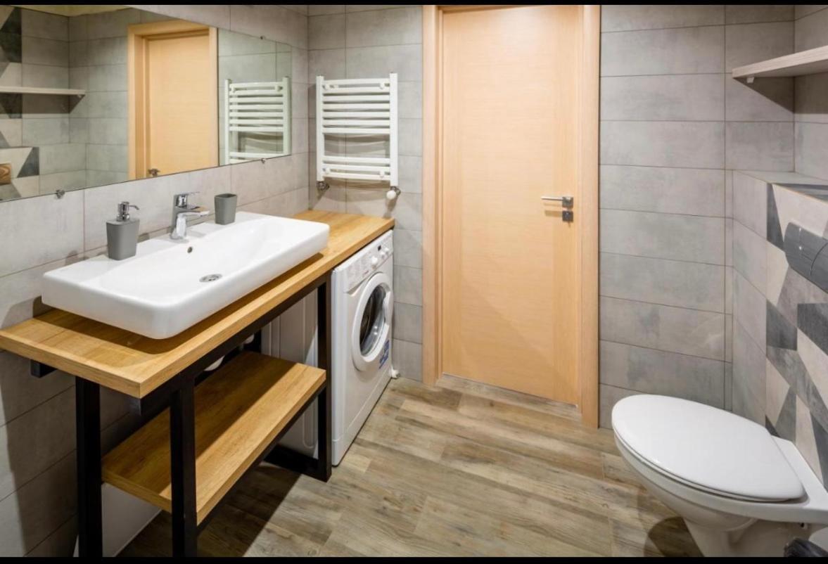 Romari Rynok Square Apartment Lviv Bagian luar foto