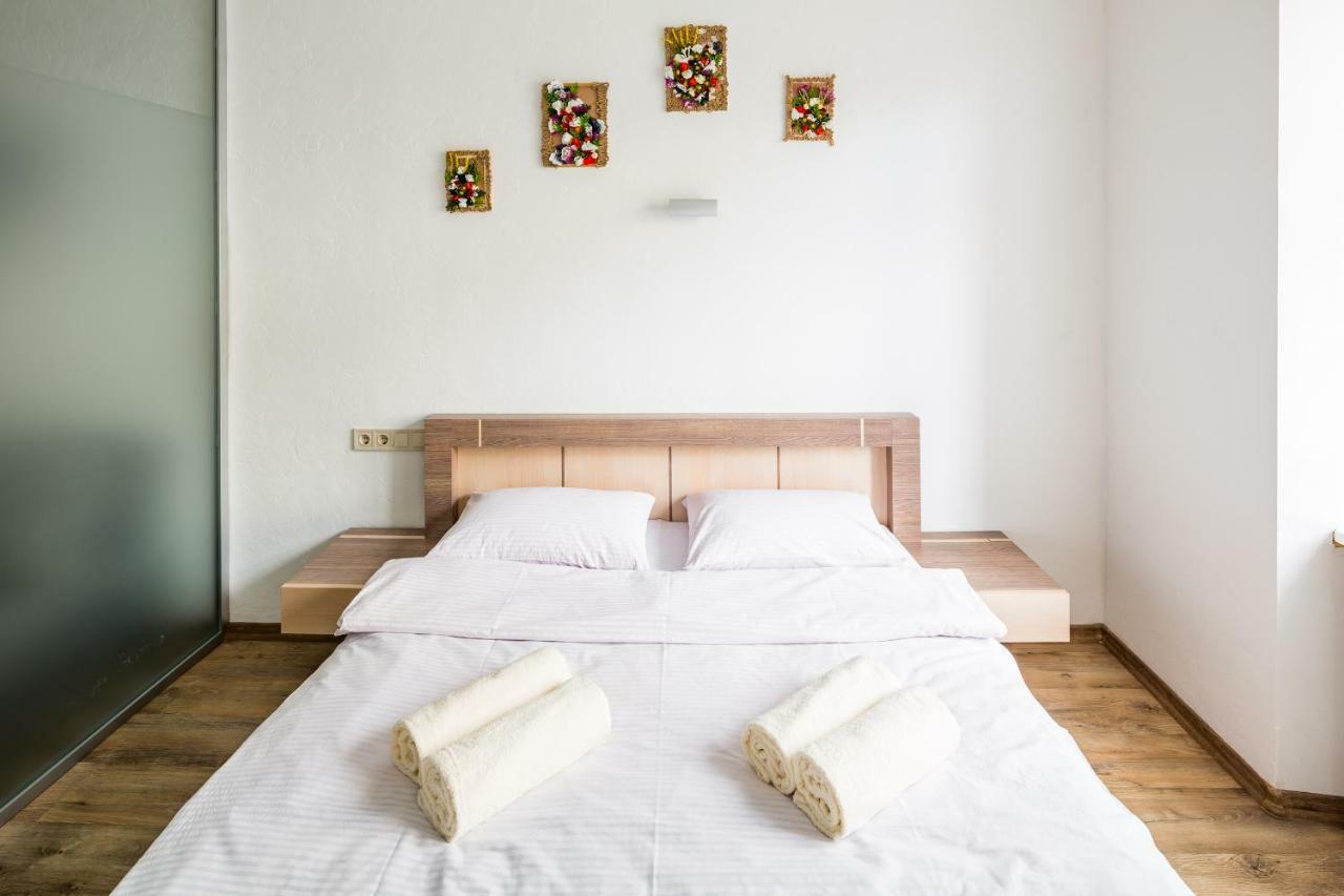 Romari Rynok Square Apartment Lviv Bagian luar foto