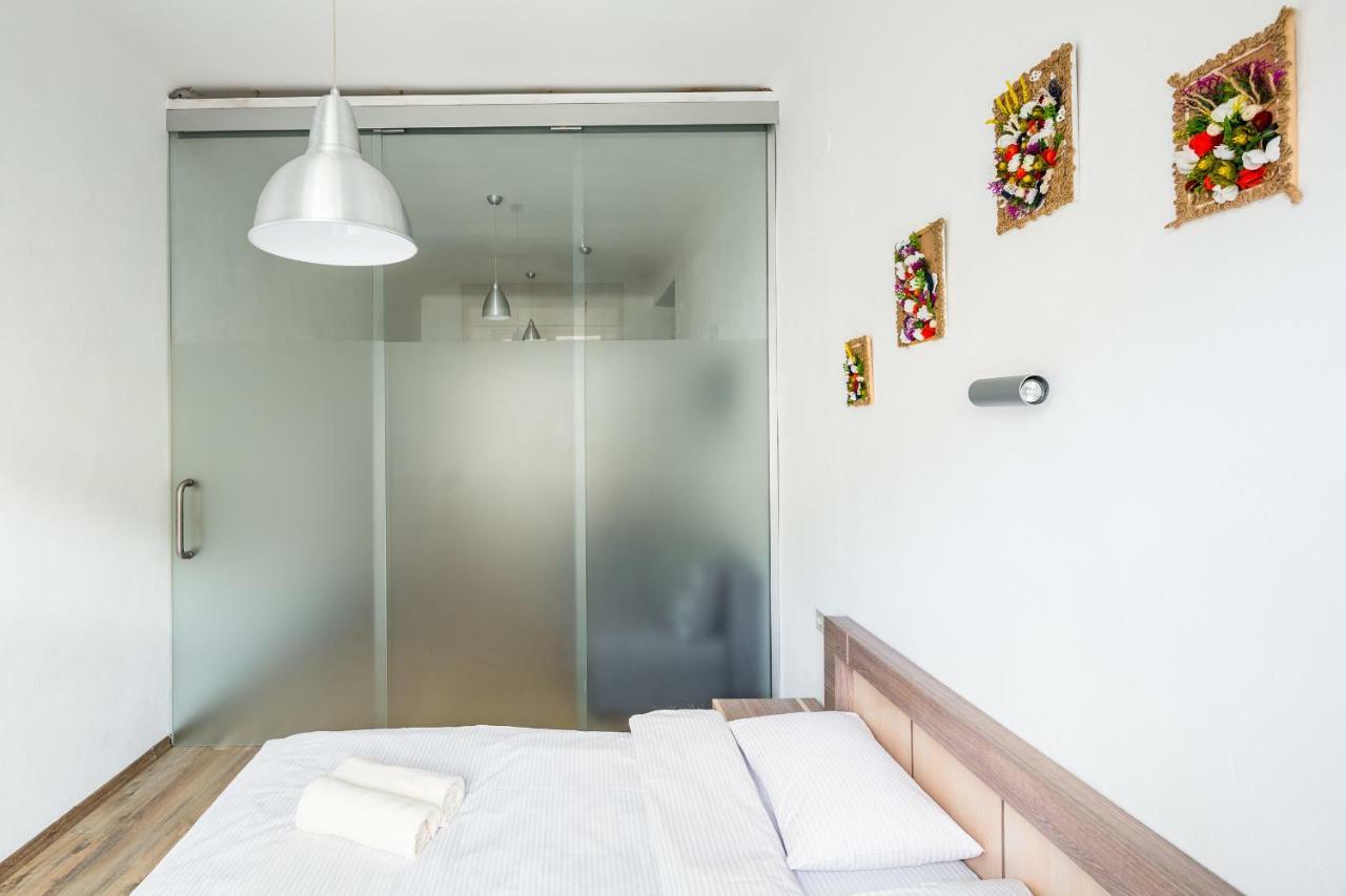 Romari Rynok Square Apartment Lviv Bagian luar foto